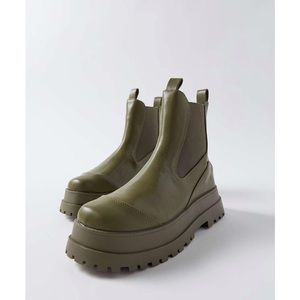 Urban Outfitters Hailey Platform Chelsea Boots size US8